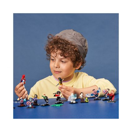 gutt leker med lego minifigurer marvel