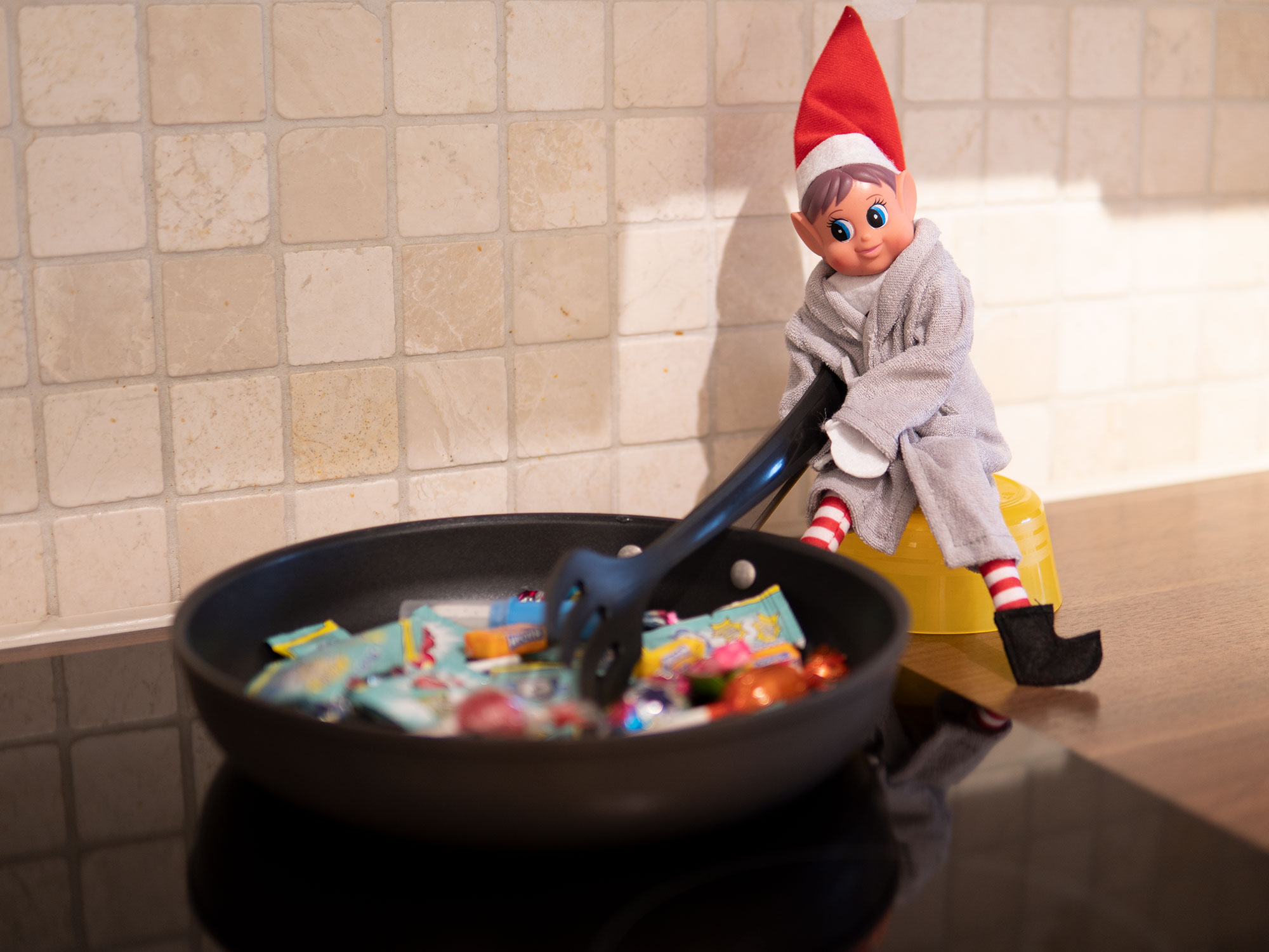 Rampenissen lager frokost med godteri