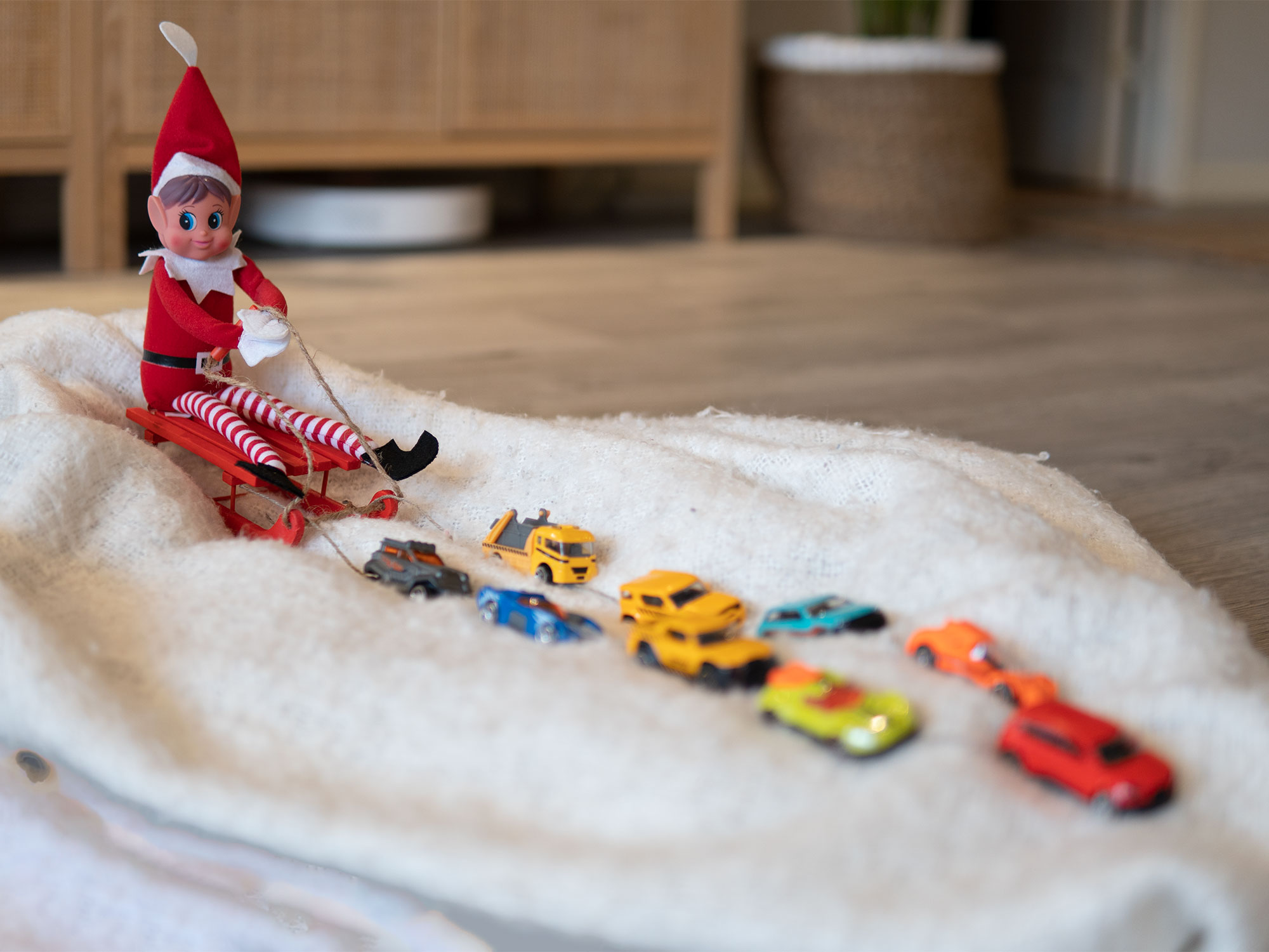 Rampenissen på kjelke med ni biler som reinsdyr