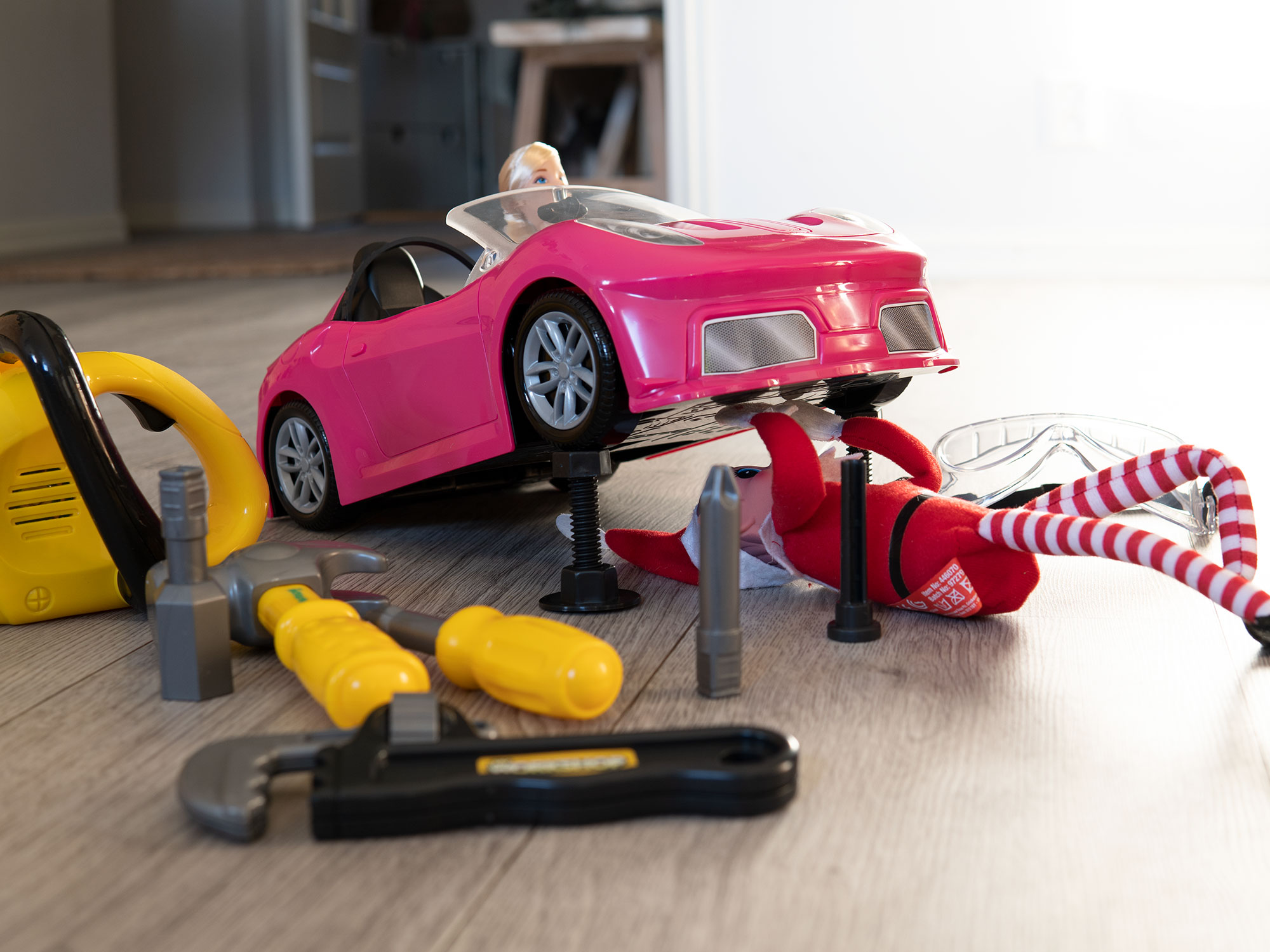 Rampenissen reparerer dukkebil