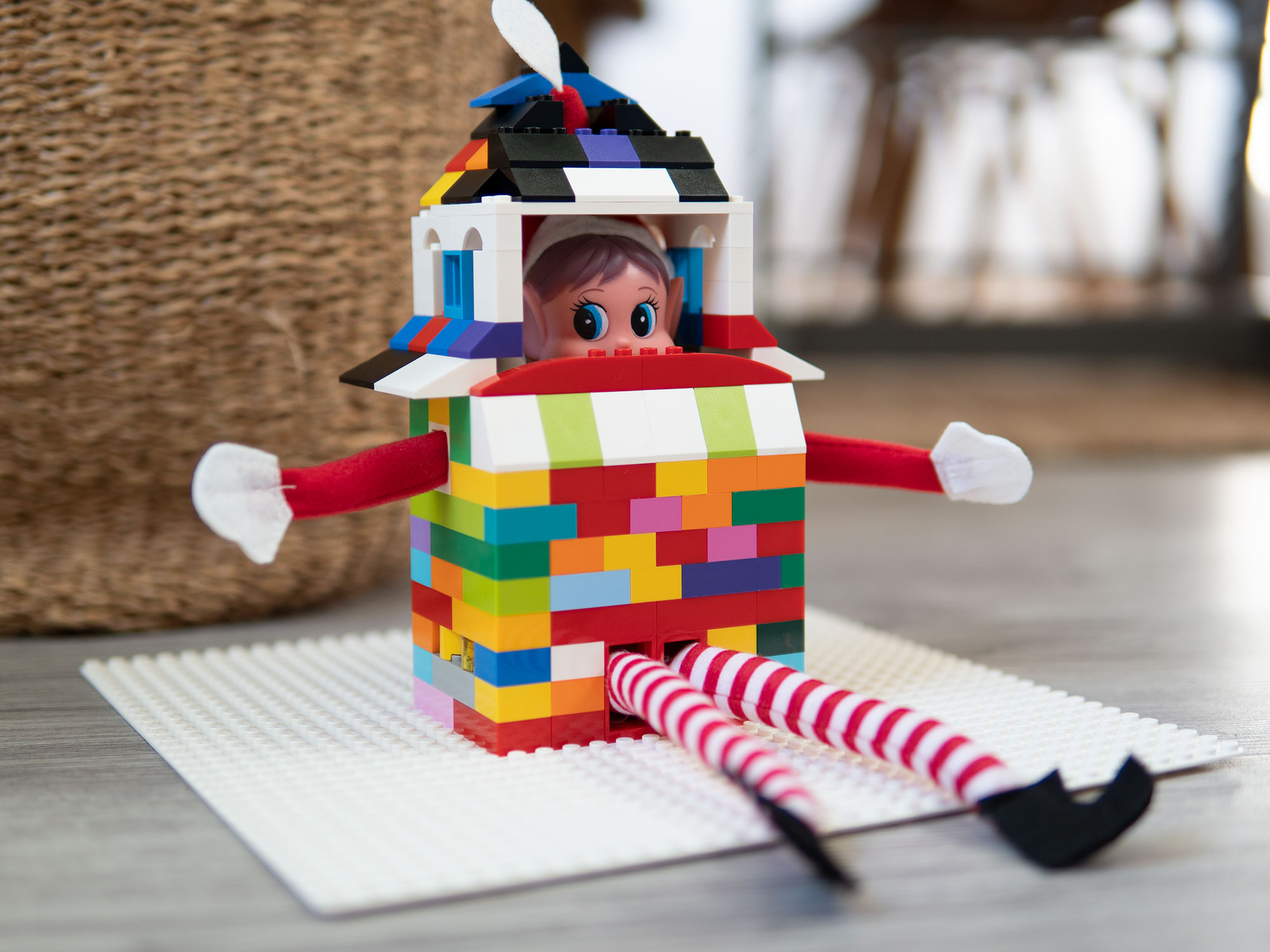 Rampenissen har bygget inn i hus av lego