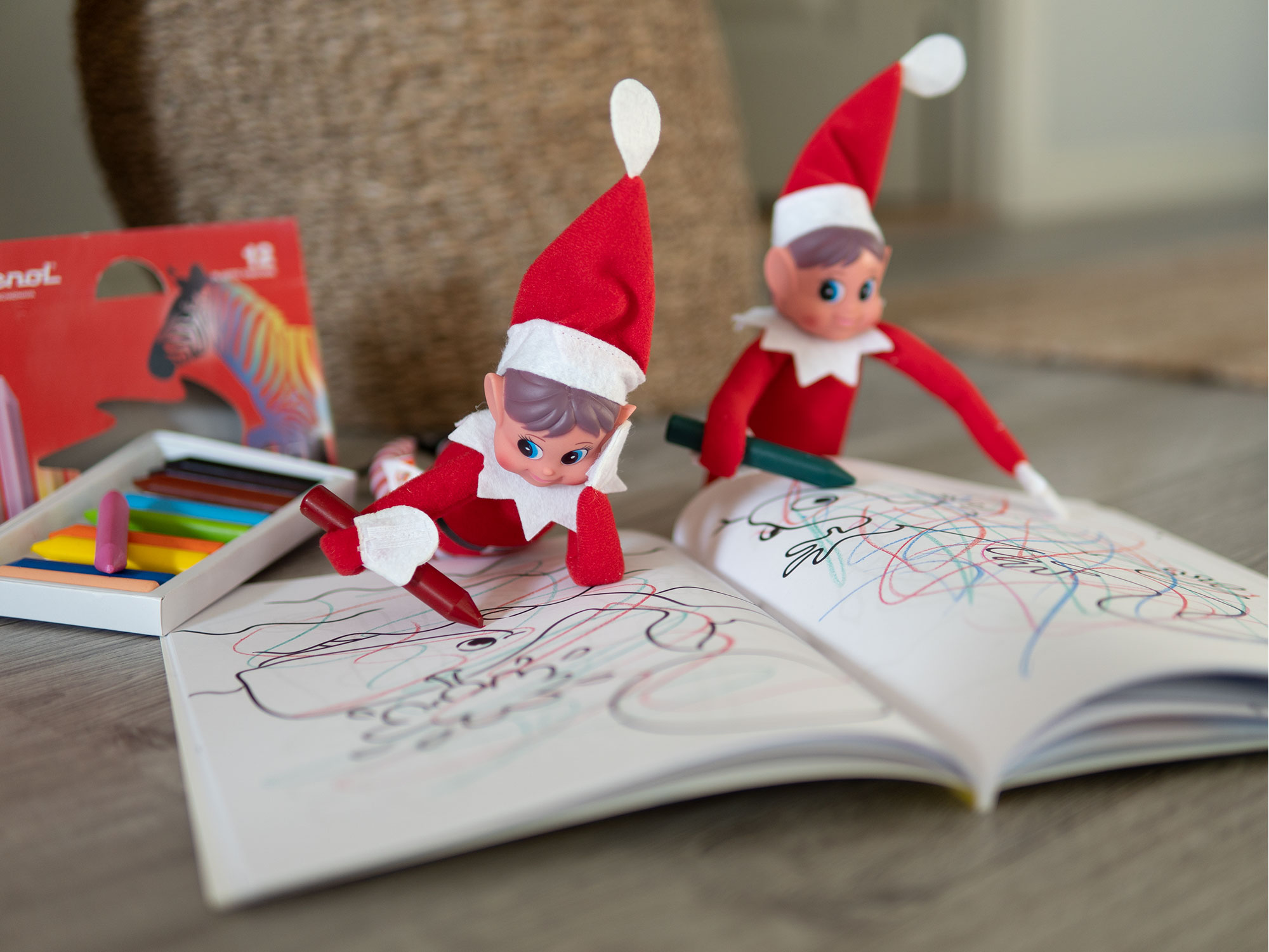 Rampenisser tegner i tegneblokk