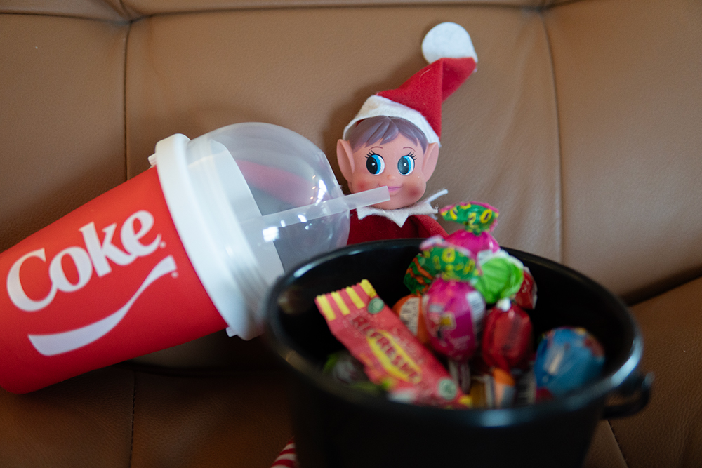 Rampenissen med cola-slush og godteri i bøtte