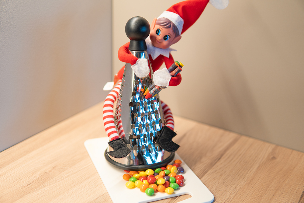 Rampenissen river fargestifter på rivjerner og ut kommer Skittles