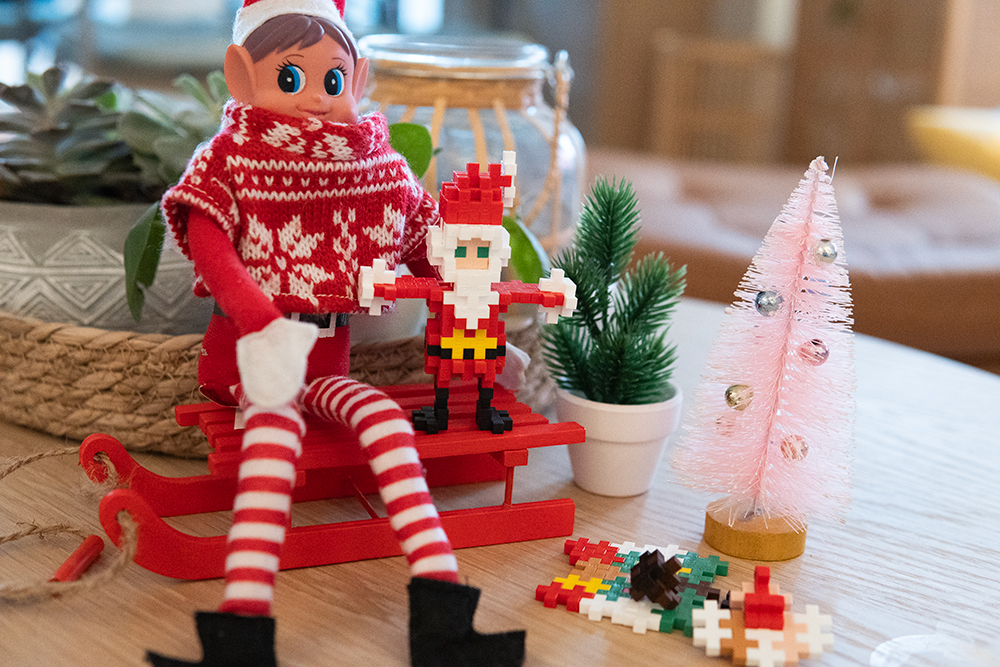 Rampenissen har bygget en julenisse av Plus Plus