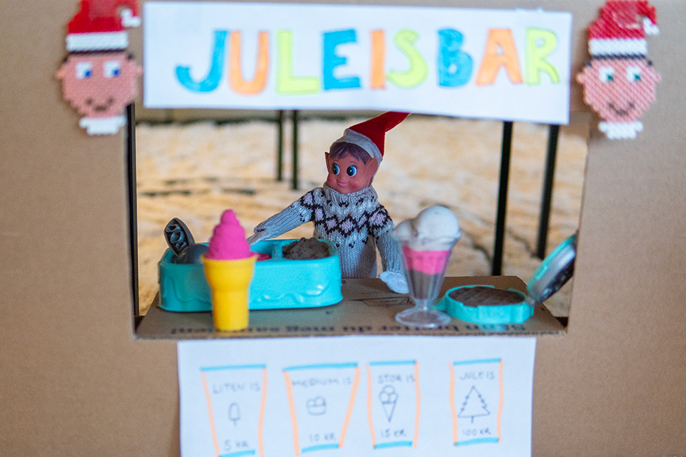 Rampenissen står i en eske pyntet som en juleisbar, og selger Kinetic Sand iskrem