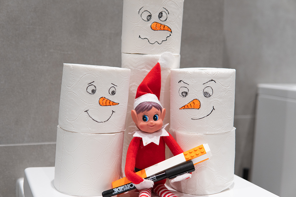 Rampenissen har laget snømenn av dopapir