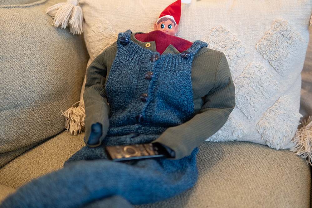 Rampenissen har tatt på seg klærne til barna og fylt de opp, slik at han ser like stor ut som de