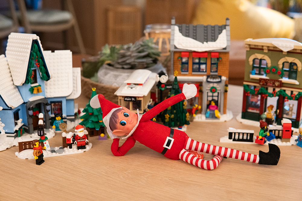 Rampenissen ligger foran to sett fra LEGO sin julete vinterkolleksjon