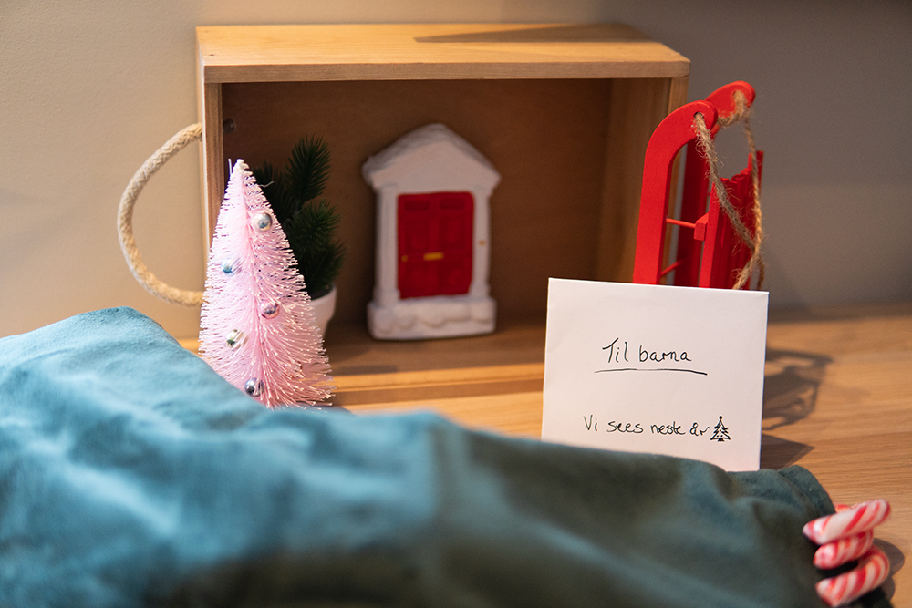 Rampenissens dør, en fylt julestrømpe og et brev til barna