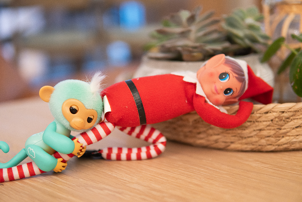 Fingerlings apekatt holder fast rundt beinet til rampenissen