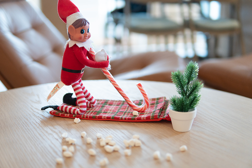 Rampenissen spiller golf med marshmallows som baller og godtestang som golfkølle