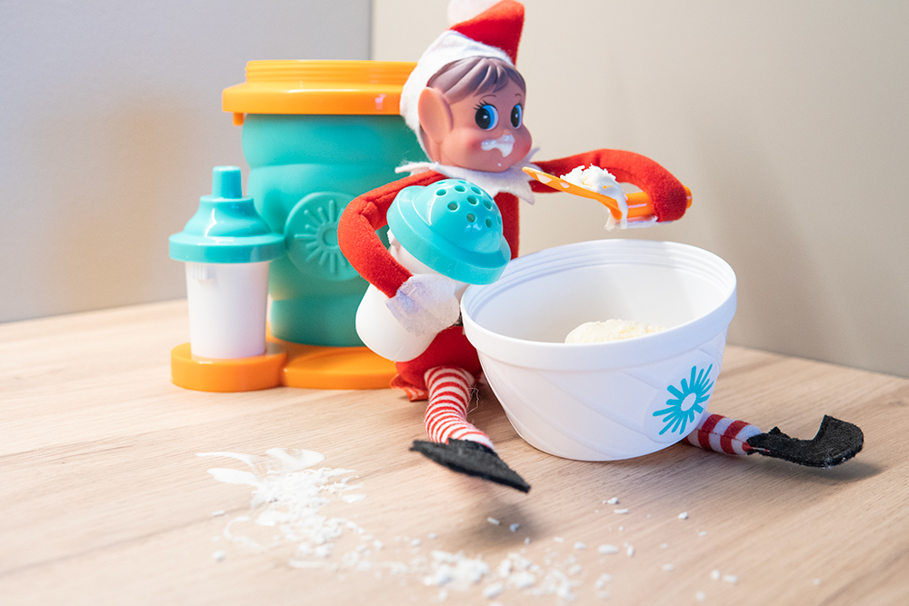 Rampenissen har laget iskrem og spiser det med kokosstrø på til frokost