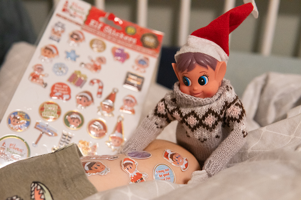 Rampenissen har sniki seg i senga til barna og klistret på rampenisse-klistremerker på armen